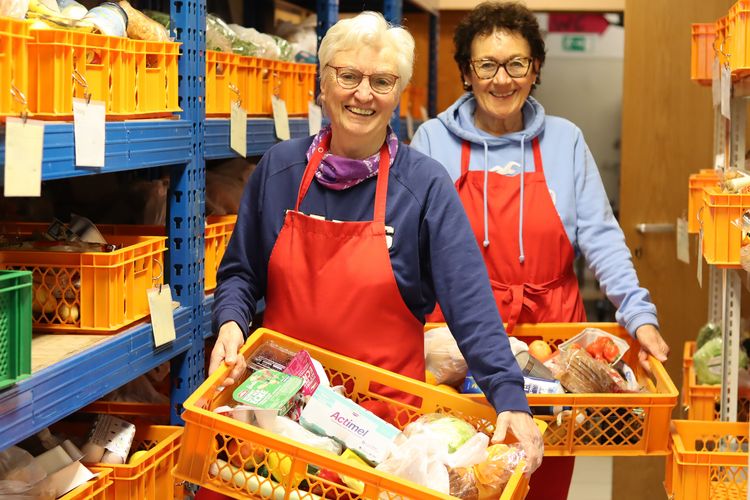 Christiane Sartor (li.) und Angelika Stiens helfen seit vielen Jahren in der Schwelmer Tafel.