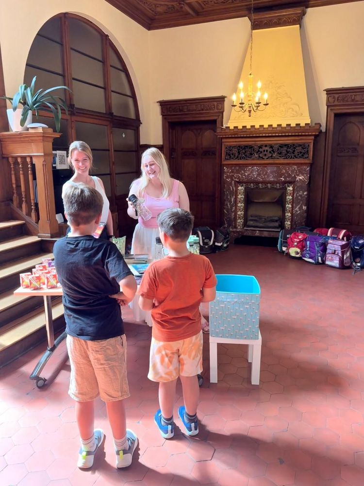 Mitarbeiterinnen der Caritas verteilen in der Geschäftsstelle in Hattingen Schulranzen an Familien