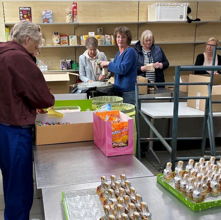 Die Frauengruppe aus dem Ennepe-Ruhr-Kreis hat bei der Schwelmer Tafel Osternester befüllt