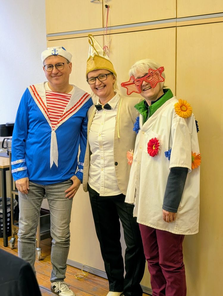 Martin Pongratz und Joanna Grunenberg mit einer feierfreudigen Klientin beim Karnevalsfrühstück in der Kontaktstelle.