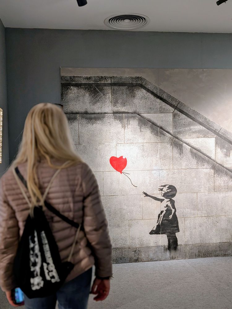 Klientin aus der Kreativgruppe in der Banksy-Ausstellung in Dortmund